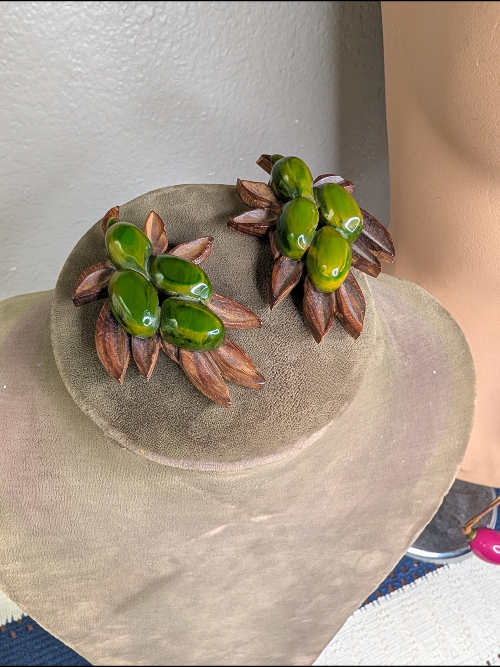 Vintage Carved Wood Floral Leaf And Green Swirl Bakelite Shoe Clips Rare